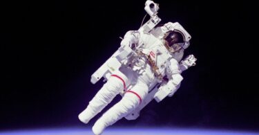 Tramp, astronauti, Mesec