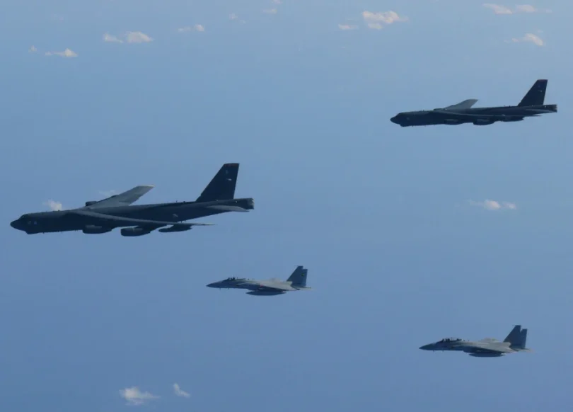 Sjedinjene Američke Države i Japan održali su zajedničke patrole borbenim avionima samo nekoliko sati nakon što su u blizini obala Japana uočeni ruski i kineski borbeni avioni. Američki bombarderi sposobni za nošenje nuklearnog oružja preletjeli su Japansko more zajedno s japanskim borbenim avionima u srijedu u demonstraciji sile nakon kineskih i ruskih vježbi u nebu i morima oko Japana i Južne Koreje. "Japan i SAD su ponovno potvrdili svoju snažnu odlučnost da spriječe svaki jednostrani pokušaj promjene statusa quo silom i potvrdili spremnost i Snaga samoodbrane (SDF) i američkih snaga", saopćeno je iz Ministarstva odbrane Japana.